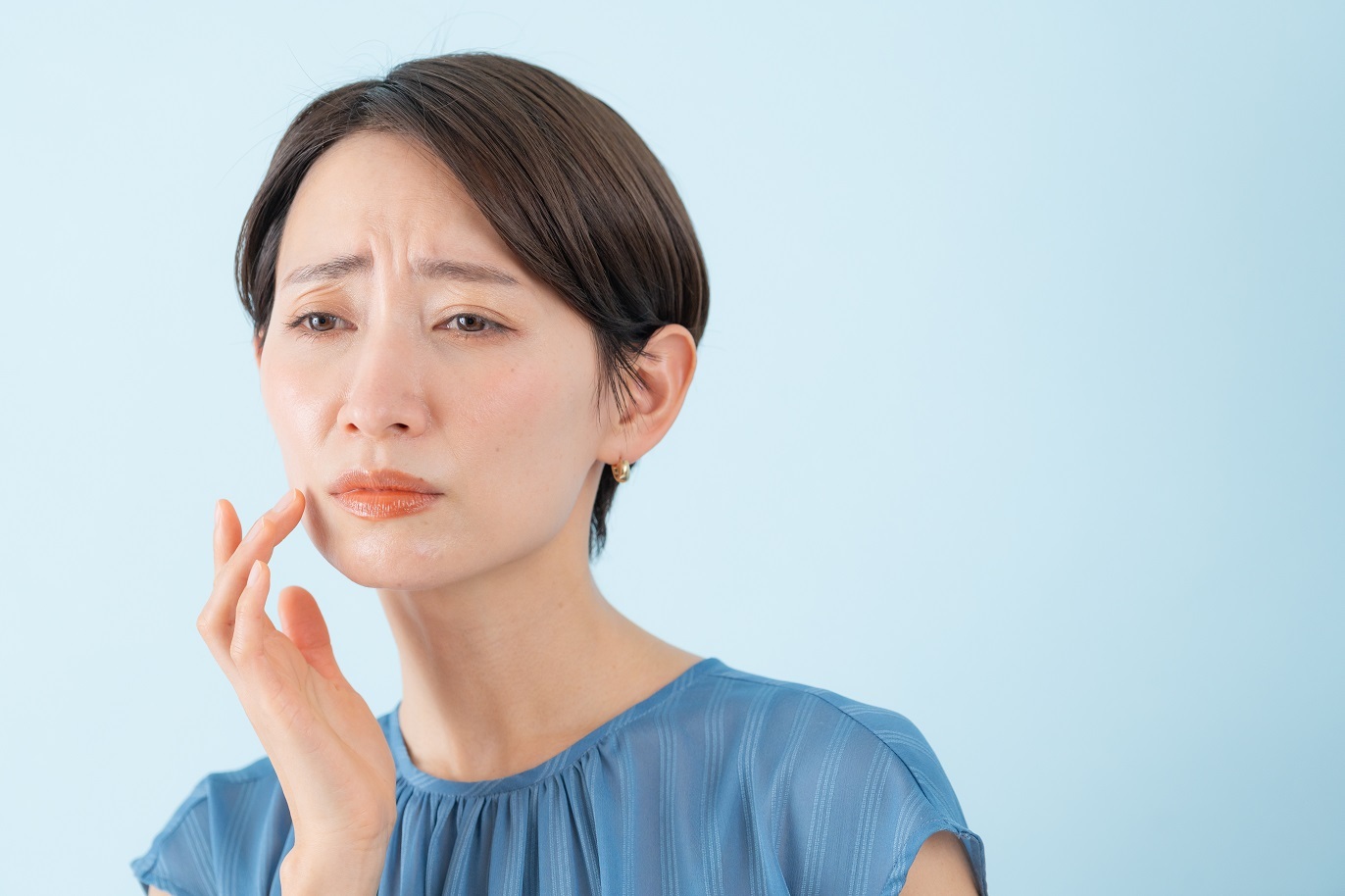 第一印象は顔で決まる！？顔がたるむ原因や「簡単♪顔ストレッチ」をご紹介 | スギ薬局グループお客様サイト