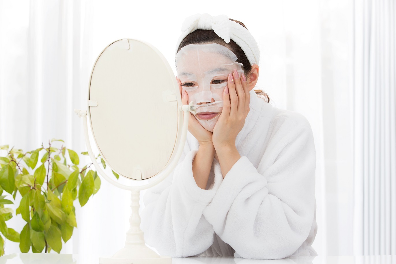 ながら美容でしっかりお手入れ♪フェイスマスクの効果的な使い方 | スギ薬局グループお客様サイト