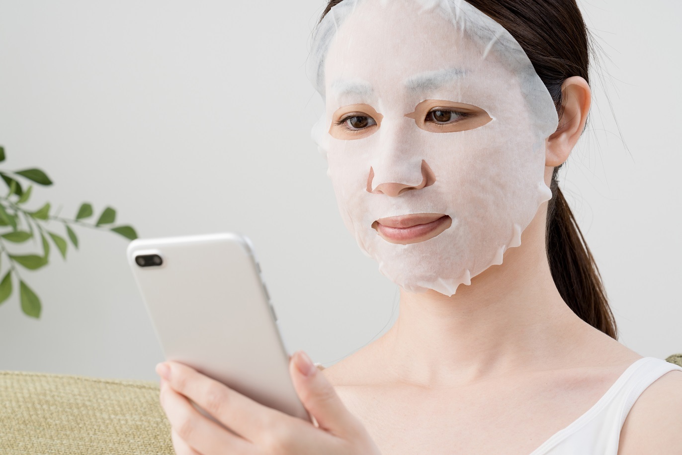 ながら美容でしっかりお手入れ♪フェイスマスクの効果的な使い方 | スギ薬局グループお客様サイト